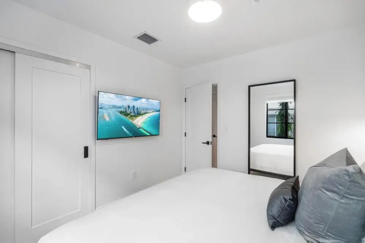 Lux Retreat By Renzzi