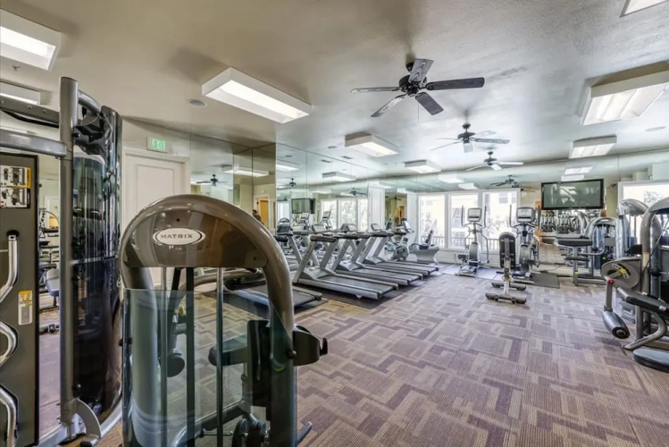 New Stylish 1BR Apt With Heated Pool Gym Yoga Studio
