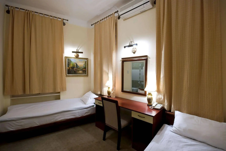 Travelling Actor - Inn