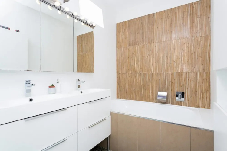 Beachside Apartment with Stunning Views & Parking