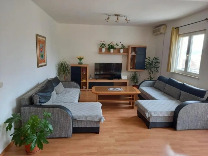 4 Bedrooms Apartment
