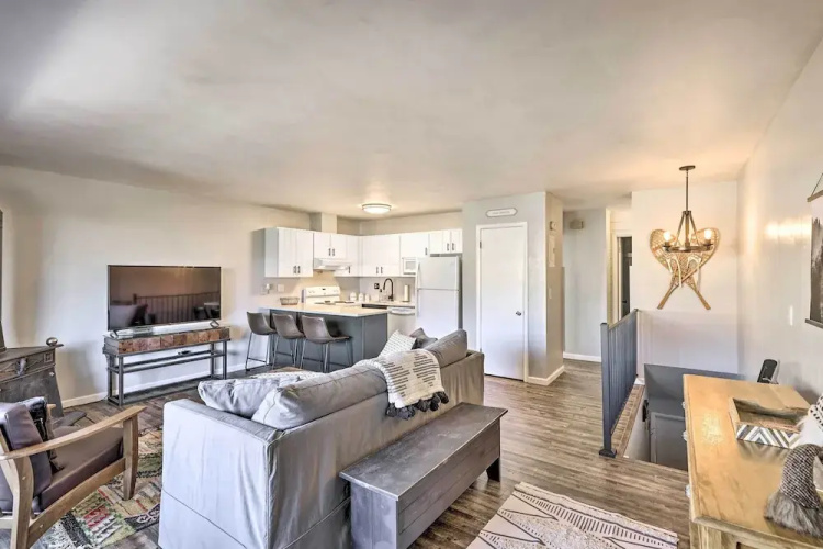 7 Mi to Keystone: Mtn-view Abode w/ Deck!