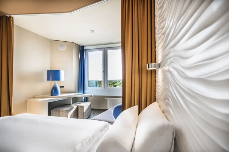 Suite with balcony and with partial sea view