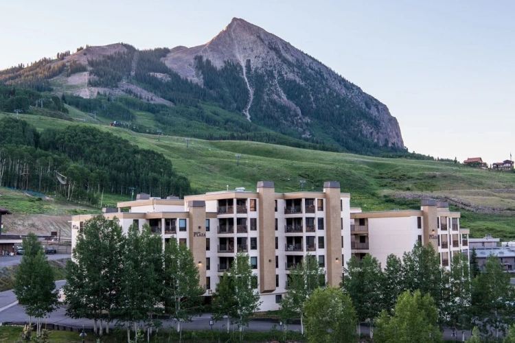 Contemporary 6th-floor Condo With Cozy Wood-burning Fireplace 2 Bedroom Condo by Redawning