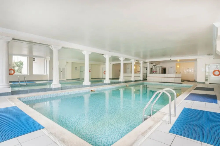 Stunning 2 bed near Haymarket with pool