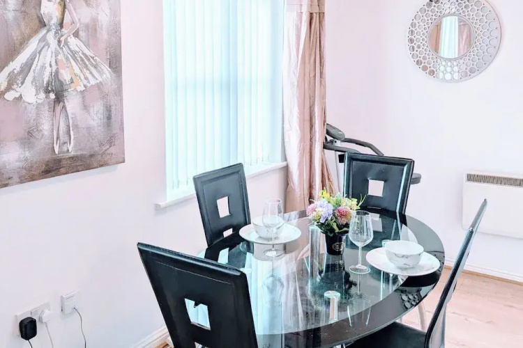 2 Bed - Sleeps 4 - Free Parking - 5 Min to Centre