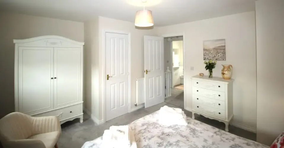 2 Bed House - Large Garden - Pet Friendly