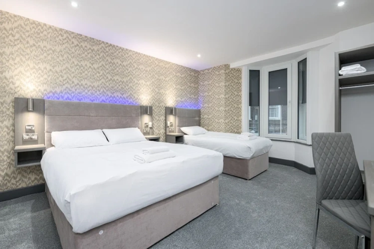 Standard Triple room with city view