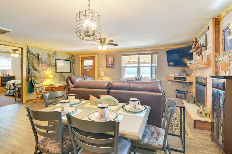 Waterfront Bull Shoals Lake Cabin w/ Deck + Views!