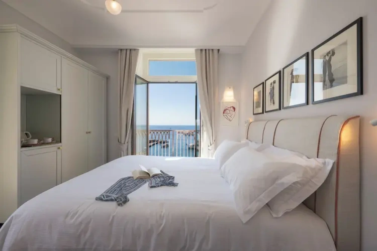 Deluxe room with balcony and with sea view
