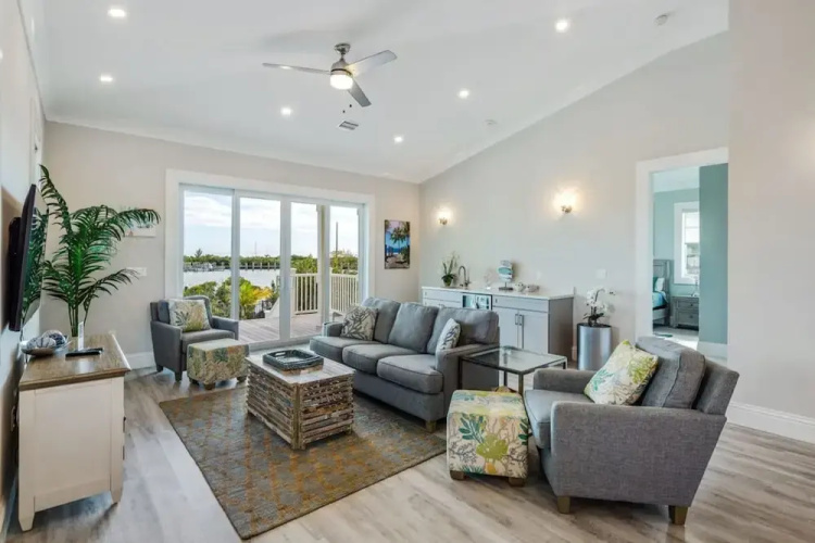 Springtide House by Brightwild Waterfront Pool