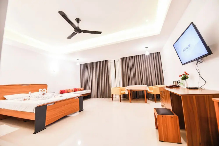 Oasis Riverside Hotel