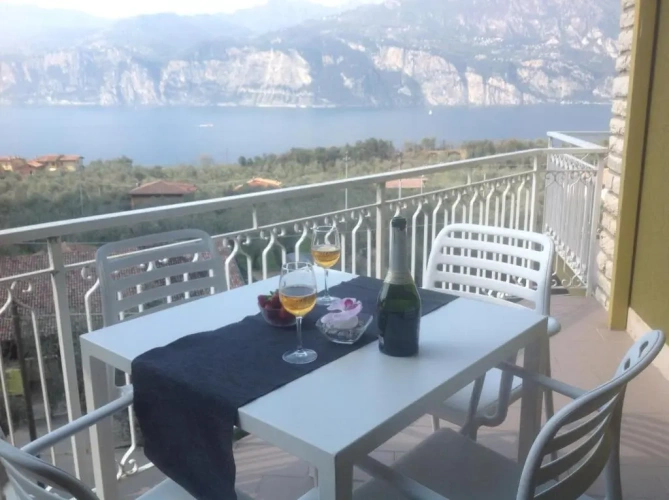 Apartment with balcony and with lake view