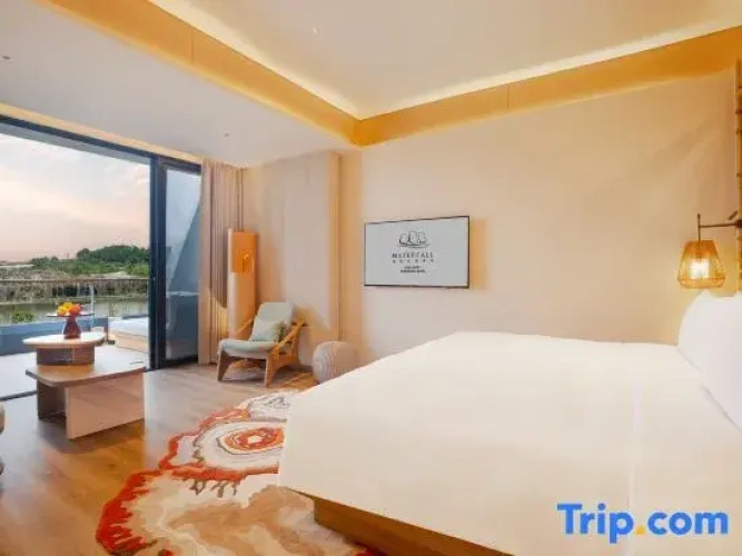 Deluxe Double Club Suite with park view