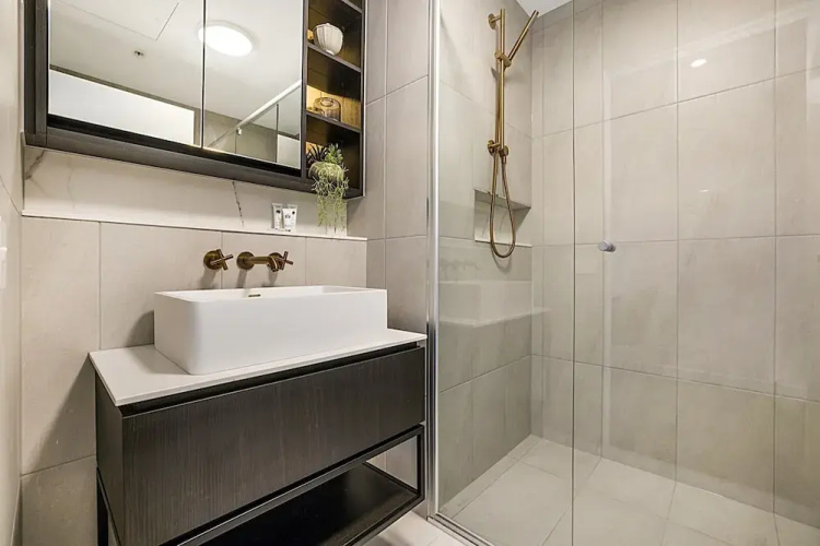 Modern, Executive 1 Bedroom Apartment With Balcony