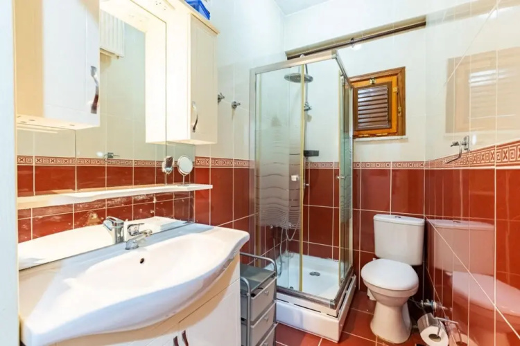 Authentic Central Flat With Bay Window in Besiktas