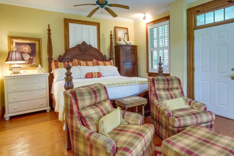 Romantic Cottage in Washington Historic District