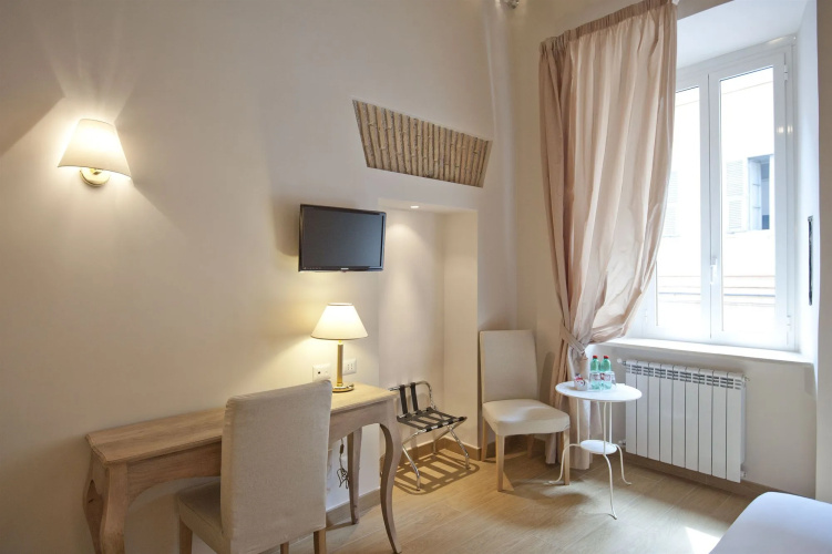 Little Queen Suite