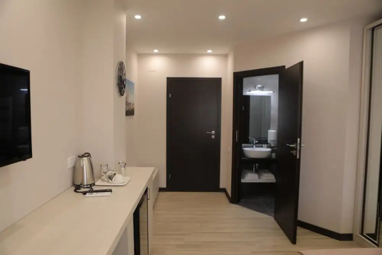 4 Room Hotel