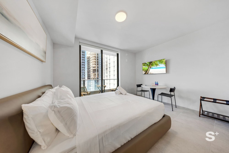 Cozy & Spacious Studio - City Views