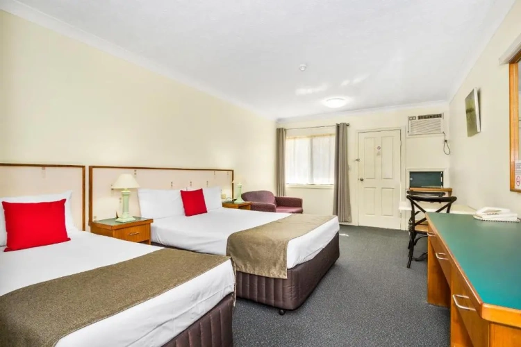 Standard Triple room