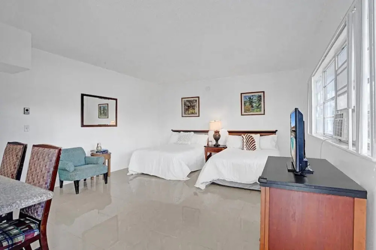 Pool & Gulfstream Hallandale Beach Escape