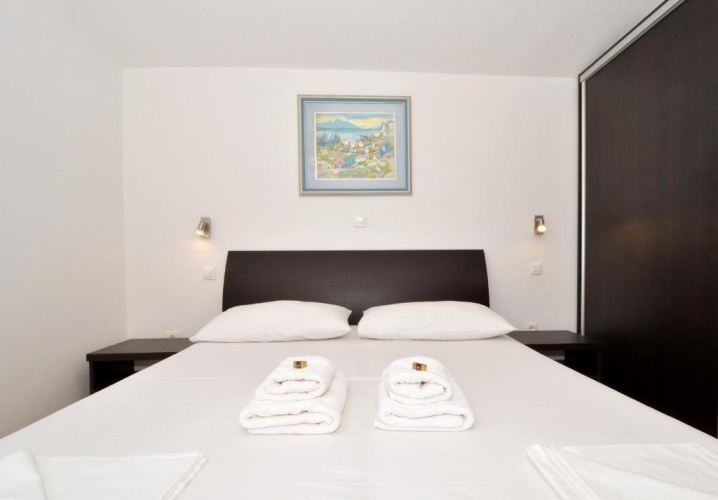5 Bedrooms Cottage