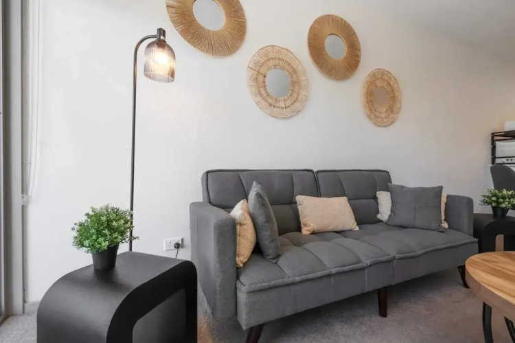 Elegant 2-bed Apartment With Balcony