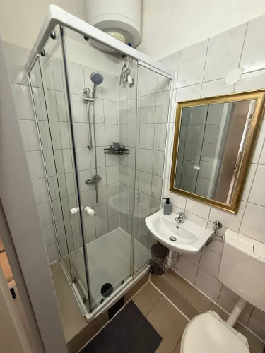 1BR Plus LR Apt Top Vienna Location