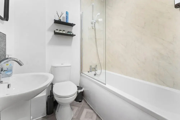 3 Bed Flat - Sleeps 8 - Parking - Wifi