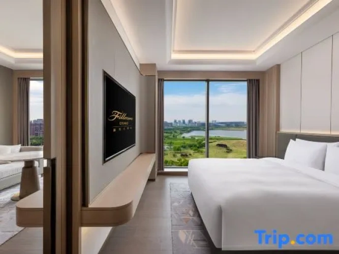 Suite with lake view