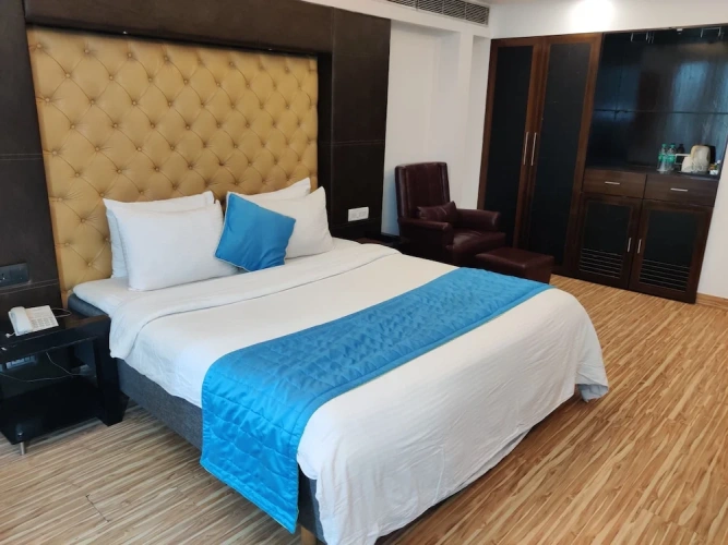 Deluxe Double room with city view
