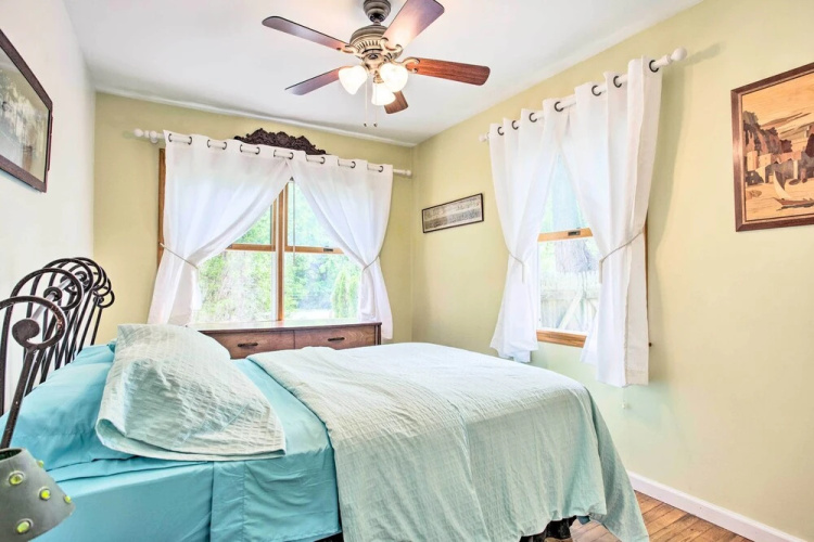 Charming Hampton Bays Home 5 Mi to Coopers Beach