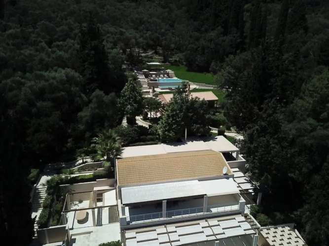 6 Bedrooms Villa