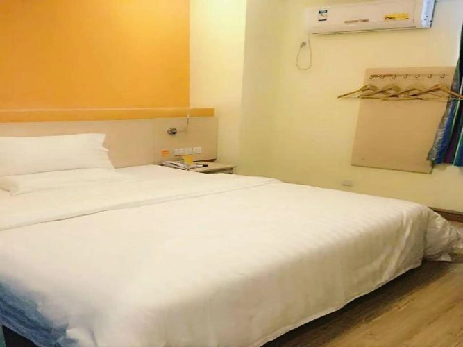 Standard Twin room with street view