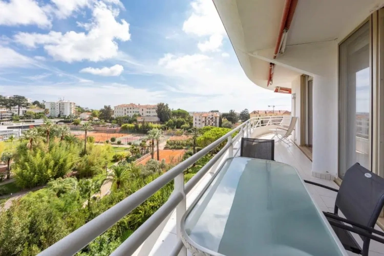 3 Bedrooms Apartment