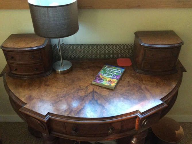Nomadic Bull: Bed & Breakfast & Books