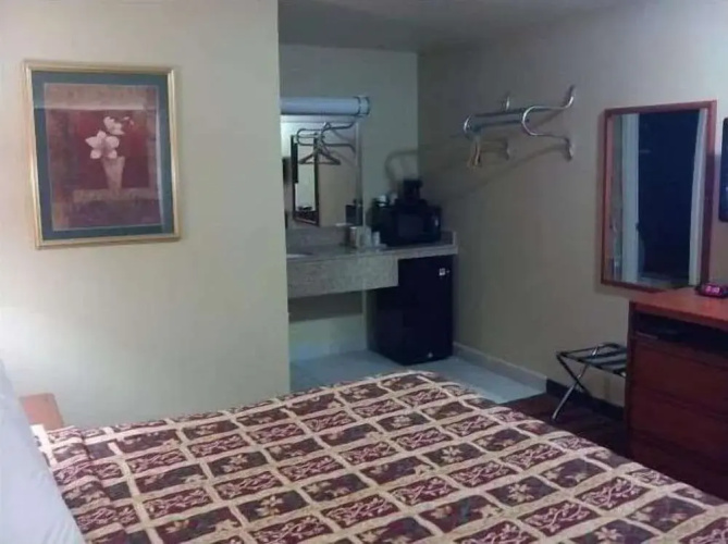 Deluxe Inn Motel