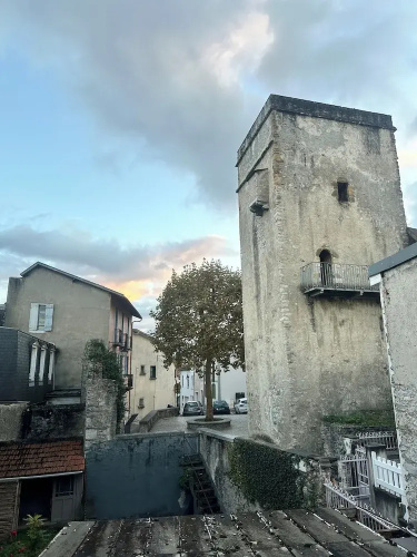 A L'ombre De La Tour - Lourdes