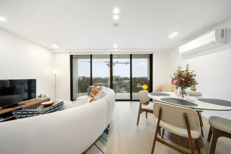 Sleek Inner-city 2-bed With Swimming Pool & BBQ