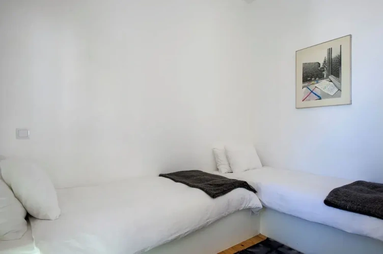 2 Bedrooms Comfort Basement Apartment with garden view