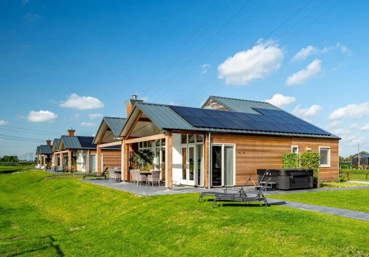 4 Bedrooms Deluxe Cottage with balcony and with canal view