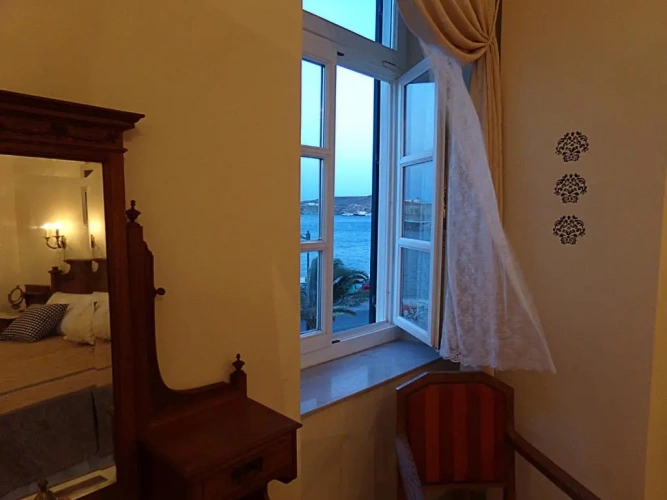 Standard Triple room with sea view