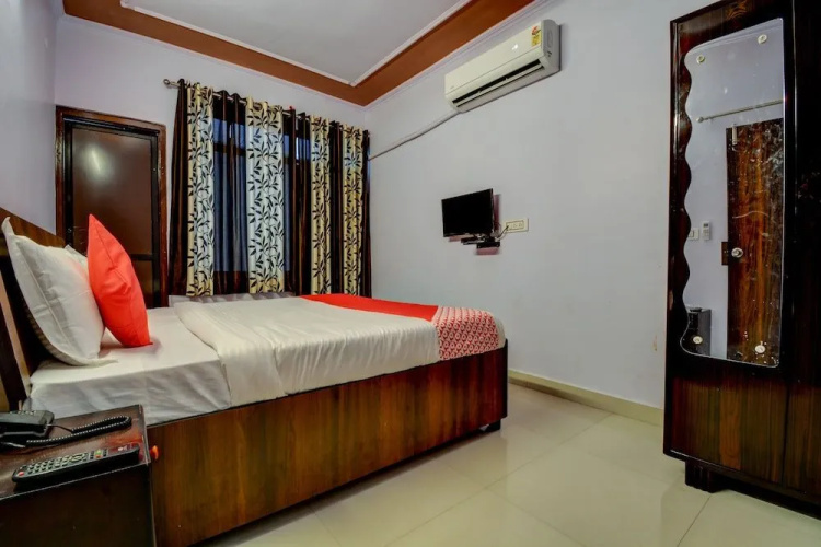 OYO Flagship 19036 Hotel Royal Raj