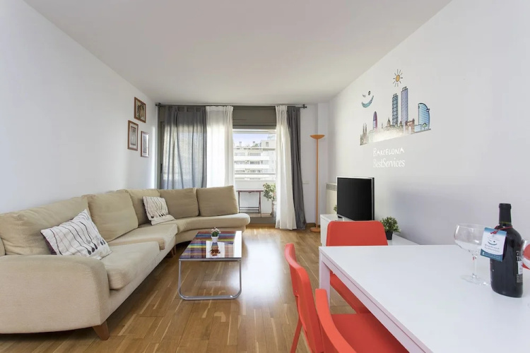 1317 - Modern Forum Apartment