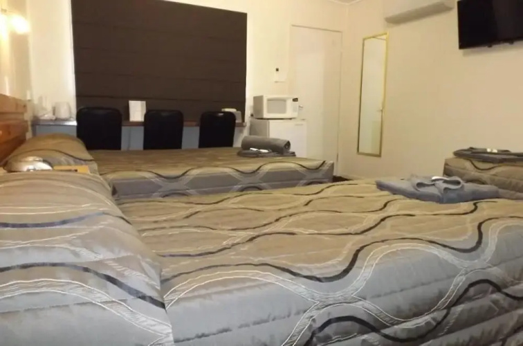 Three Moon Motel