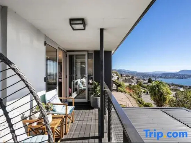 Nicolas Escape panoramic views luxury and space