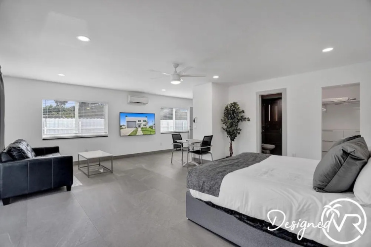 3-storey Home with Beautiful Lake View
