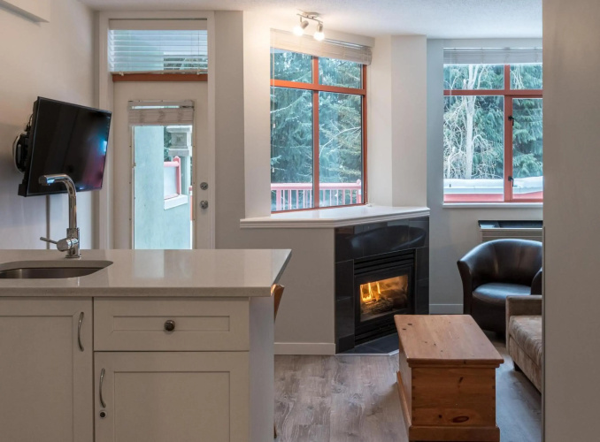 Alpenglow Lodge Family Studio with Murphy Bed by MVA