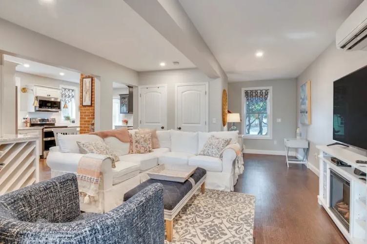 1 Mi to Drakes Island Beach: Cottage w/ Deck!